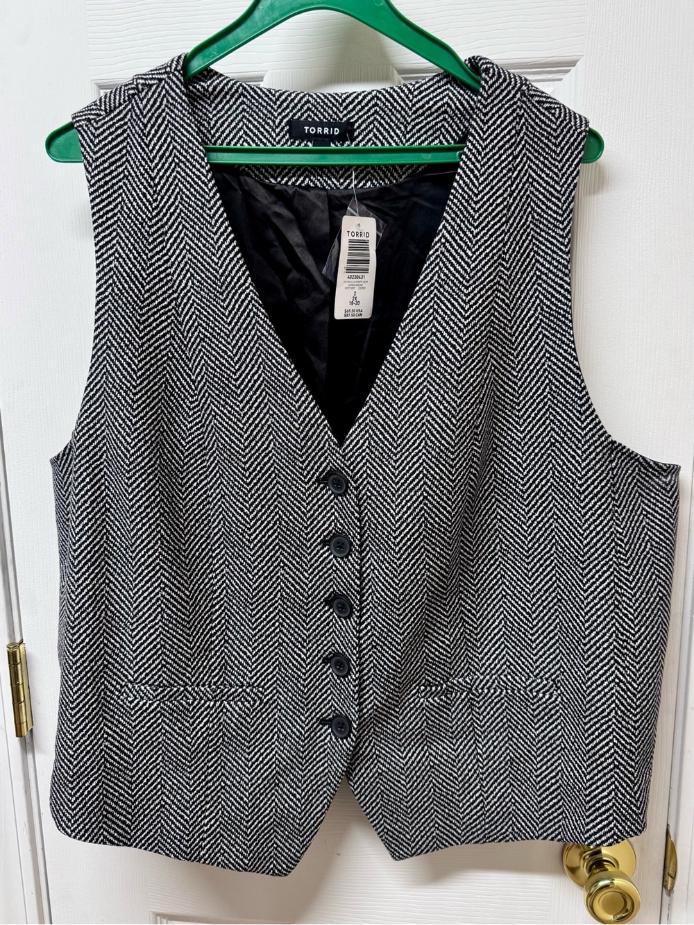 Torrid Herringbone Black and Gray Sweater Vest – New With Tags - Picture 4 of 9
